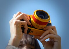 TTArtisan 35 mm f/1.8 II şimdi çarpıcı bir turuncu varyant olarak da mevcut.