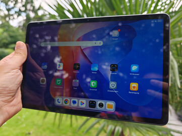 Redmi Pad 2 4G bulutlu gökyüzü altında açık havada