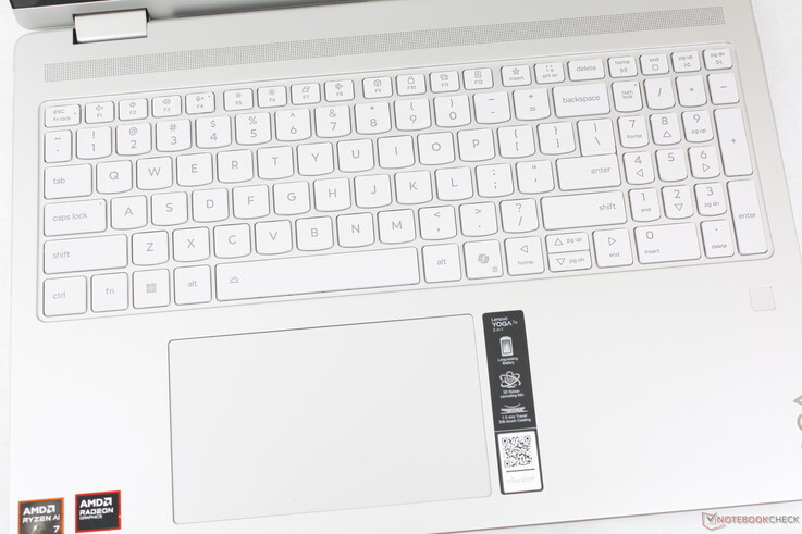 Orijinal 2023 modeliyle aynı yazma deneyimi. Tuş başlığı yazı tipi, gümüş seçeneğimiz yerine gri renk seçeneğiyle daha iyi kontrast oluşturuyor