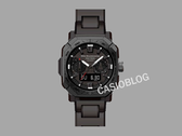 Casio Pro Trek x White Mountaineering PRW-B1000WM-1 ortak çalışması saat, gri bir arka plana karşı Casioblog yazısıyla resmedilmiştir. (Resim kaynağı: Casioblog)