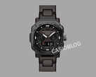 Casio Pro Trek x White Mountaineering PRW-B1000WM-1 ortak çalışması saat, gri bir arka plana karşı Casioblog yazısıyla resmedilmiştir. (Resim kaynağı: Casioblog)