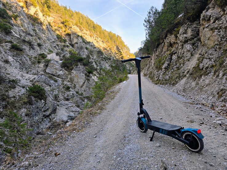 SoFlow SO4 Pro Max dik dağlara da tırmanır.