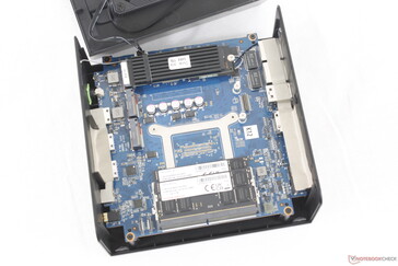 NucBox K12 iç parçaları. Çıkarılabilir M.2 WLAN kartı birincil SSD'nin altında yer alır