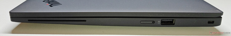 Sağ tarafta: SmartCard okuyucu, nano-SIM yuvası, USB-A 3.2 Gen 1 (5 Gbit/s, Always-On), Kensington kilidi