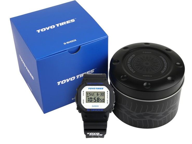 Casio G-Shock DW5600TT25-1 saat, mavi Toyo Tires kutusu ve özel metal kutusu ile birlikte sergileniyor.