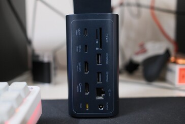 Baseus Spacemate RD1 Pro'daki tüm arka bağlantı noktaları.