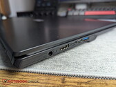 İki USB-C bağlantı noktasının yanında silindirik konektör bulunan dizüstü bilgisayar