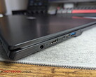 İki USB-C bağlantı noktasının yanında silindirik konektör bulunan dizüstü bilgisayar