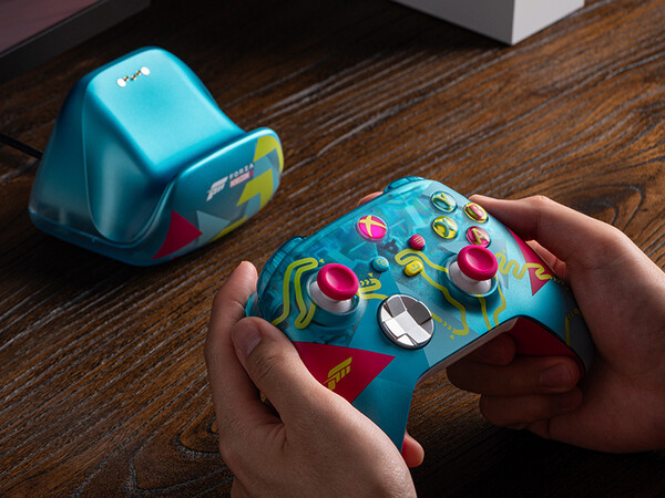 8BitDo'nun Forza markalı şarj yuvası, Xbox Kablosuz Kumanda Forza Horizon 6 Limited Edition için mükemmel bir uyum sağlar.