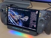 Asus ROG Ally X20 yarı saydam bir kabuğa sahiptir.