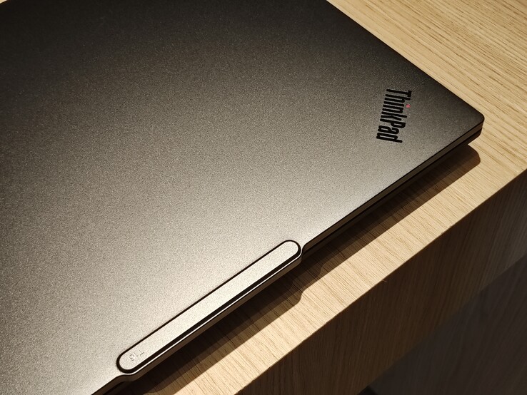 ThinkPad T16 Gen 5 üzerinde alüminyum kapak.