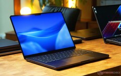 Apple Önümüzdeki on iki ay içinde iki nesil MacBook Pro'yu piyasaya sürmeyi planlıyor.