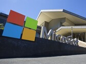 Microsoft tabelası kurumsal kampüs binasının önünde duruyor