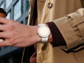 Realme Watch S5 göz alıcı bir tasarıma sahiptir.
