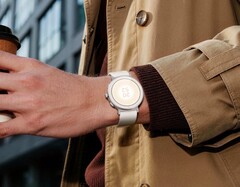 Realme Watch S5 göz alıcı bir tasarıma sahiptir.