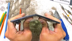 Samsung Galaxy Z Fold8, JerryRigEverything'in dayanıklılık testinde katlanabilir cihazlarda sıkça görülen birçok zayıflığı sergilese de bükülme testinden başarıyla geçmiştir.