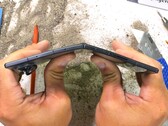 Samsung Galaxy Z Fold8, JerryRigEverything'in dayanıklılık testinde katlanabilir cihazlarda sıkça görülen birçok zayıflığı sergilese de bükülme testinden başarıyla geçmiştir.