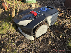 Sunseeker V1 çimlerin dışında sıkışıp kaldı