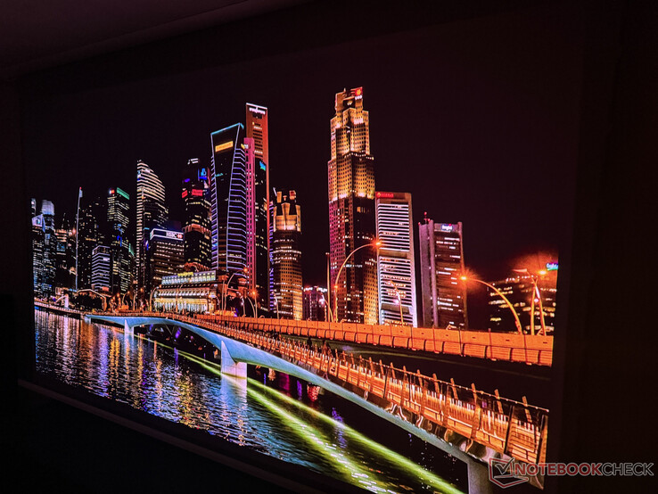 Valerion VisionMaster Max'in karanlık bir odadaki görüntü kalitesi etkileyici