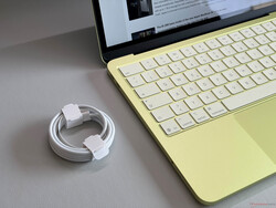 Avrupa'da, kutudan yalnızca bir USB kablosu çıkıyor.