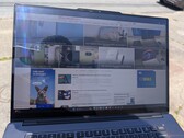 Lenovo Pro 9 16 Aura'nın ekstra parlak ekranı, diğer dizüstü bilgisayarlara kıyasla açık havada daha kullanışlıdır