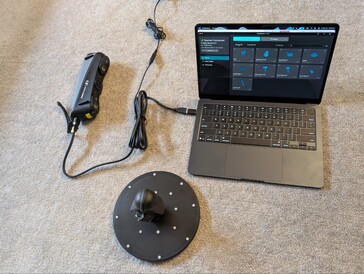 Sermoon S1, Creality döner tablaya (ayrı satılır) bağlı bir MacBook Air'e bağlanır