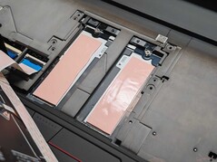 Klavyenin altında iki ek SSD yuvası