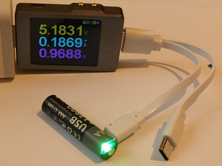 0,99 W'lık şarj. Bu hızda, 13.800 mAh ve 1,5 V'luk bir pilin şarj olması 20 saat sürer. Görüntü, iloveimg.com ile büyütülmüştür.
