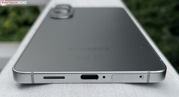 Alt: hoparlör, USB-C 3.2 Gen.1, mikrofon, çift SIM
