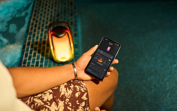 JBL One uygulaması, ekolayzırı ayarlamak ve ışıkları değiştirmek için kullanılabilir.