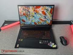 Tabanında SD kartlar bulunan Acer Nitro V 17