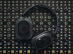 Nothing Headphone (1) Pro, kulak başına üç sürücüyü uyarlanabilir ANC ve 68 saate kadar pil ömrüyle bir araya getiriyor.