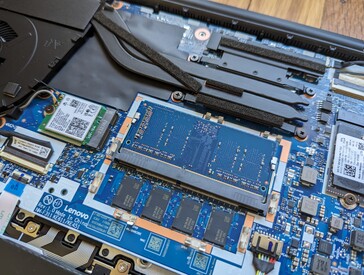 Lehimli 8 GB RAM artı genişletme için bir DDR4 SODIMM yuvası