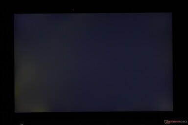 Alt köşeler boyunca hafif-orta düzeyde düzensiz arka ışık kanaması