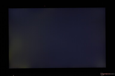 Alt köşeler boyunca hafif-orta düzeyde düzensiz arka ışık kanaması