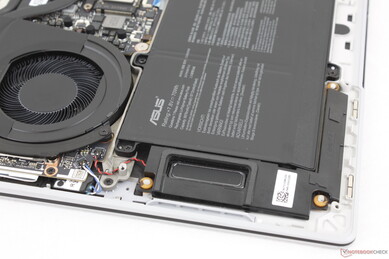 Toplam 6 entegre hoparlör (2x yukarı ateşlemeli tweeter, 4x woofer)