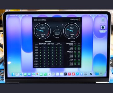 MacBook Neo, stok 256 GB SSD'de ~1350 MB/s yazma ve ~1476 MB/s okuma hızlarıyla Blackmagic Disk Hız Testi sonuçlarını gösteriyor