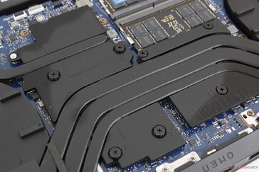 Model, Omen Max serisinin aksine buhar odası soğutucusuna sahip değildir