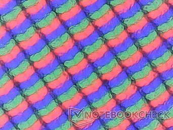 Mat panel parlak alternatife göre biraz daha grenlidir