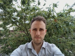 ThinkTab X11'in ön kamerasıyla çekilmiş bir selfie 