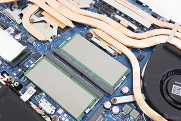 Erişilebilir 2x DDR5 SODIMM yuvaları. Ünitemizden büyük bir elektronik gürültü veya bobin vızıltısı algılayamıyoruz