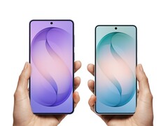 Ekran boyutu açısından Galaxy S27 Pro, burada resmedilen Galaxy S26 Plus (solda) ve Galaxy S26 (sağda) arasında mükemmel bir yere oturacaktır.