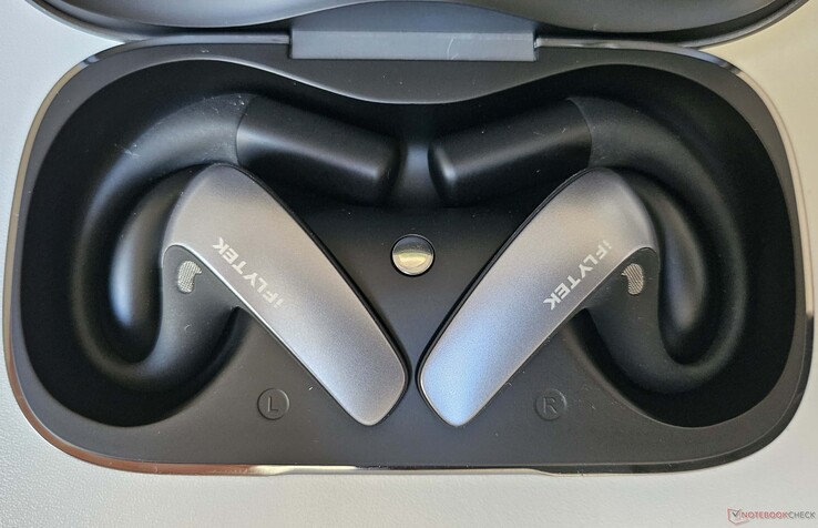 Birçok Bluetooth kulaklık gibi, bu yapay zeka özellikli kulaklıklar da taşıma kutusu içinde şarj ediliyor.