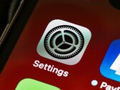 Ayarlar uygulaması simgesini gösteren bir iPhone ekranının yakın çekimi