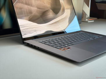 Zenbook S16, ince kasası ve mükemmel yapı kalitesi ile ikna ediyor.