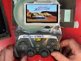 Açık disk sürücüsüne sahip DIY 'Frankenstein' PlayStation 2 ince taşınabilir oyun el bilgisayarı