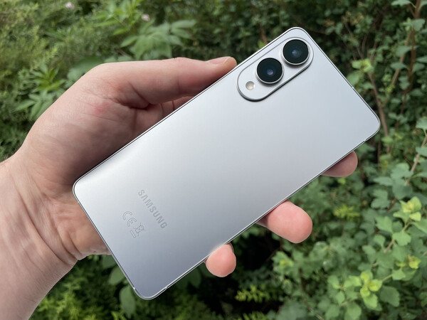 Galaxy S25 Edge, 2025 yılında piyasaya sürülen ultra ince akıllı telefonlardan biriydi.