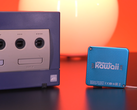 Nintendo Gamecube'ü küçük anahtarlık boyutundaki Nintendo Kawaii Wii'nin yanında gösteren bir ekran görüntüsü