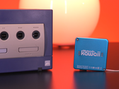 Nintendo Gamecube'ü küçük anahtarlık boyutundaki Nintendo Kawaii Wii'nin yanında gösteren bir ekran görüntüsü
