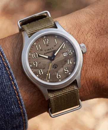 Timex TW2Y89500, bej renkli kamuflaj desenli kadranla birlikte gelir.